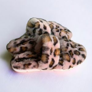 1202 10/$50🏄🏻‍♀️ EUC Dolce Vita Cheetah Fuzzy Slippers